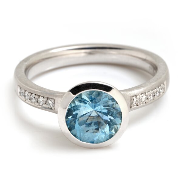 Ring 18 Karat Weissgold Aquamarin 1,62ct 10 Brillanten gesamt 0,10ct